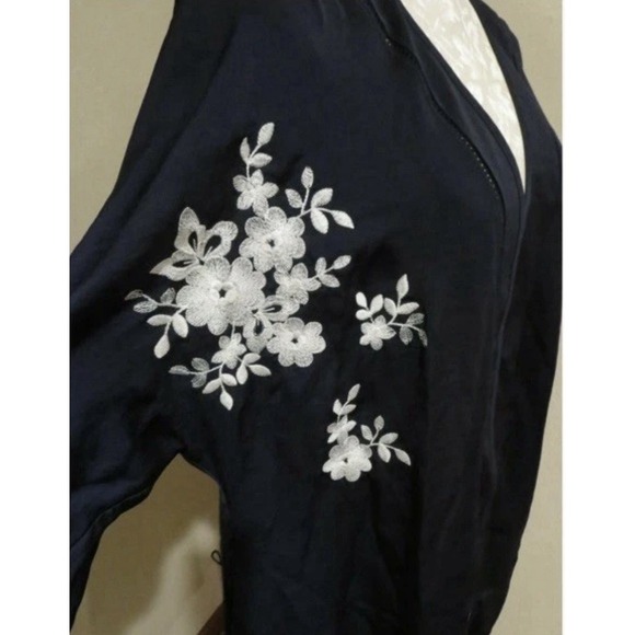 Anthropologie Eloise Lune Embroidered Robe XS/S EUC **Missing Sash** Navy Floral - Picture 6 of 10